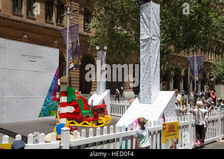 Sydney, Australia. Il 21 dicembre 2016. Albero di natale e Lego Santa in stallo nel centro della citta'. Credit: modello10/Alamy Live News Foto Stock