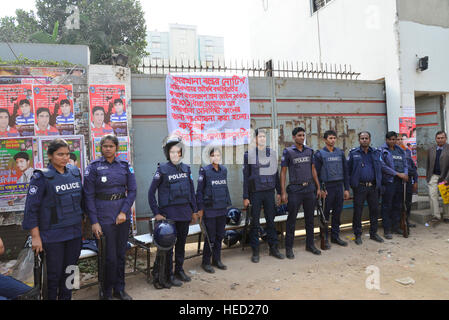 Dacca in Bangladesh. Xxi Dec, 2016. Del Bangladesh il personale di polizia di guardia di fronte a chiudere gli indumenti in fabbrica Ashulia alla periferia di Dhaka, Bangladesh. Il 21 dicembre 2016 un totale di 59 indumento fabbriche di Ashulia nella periferia di Dhaka è stata dichiarata chiusa in faccia di agitazioni sindacali come migliaia di lavoratori sono state dimostrando per aumentare i salari. Credito: Mamunur Rashid/Alamy Live News Foto Stock