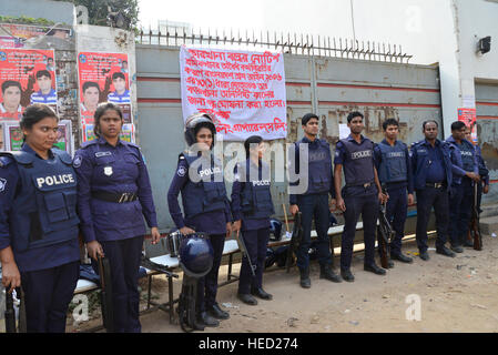 Dacca in Bangladesh. Xxi Dec, 2016. Del Bangladesh il personale di polizia di guardia di fronte a chiudere gli indumenti in fabbrica Ashulia alla periferia di Dhaka, Bangladesh. Il 21 dicembre 2016 un totale di 59 indumento fabbriche di Ashulia nella periferia di Dhaka è stata dichiarata chiusa in faccia di agitazioni sindacali come migliaia di lavoratori sono state dimostrando per aumentare i salari. Credito: Mamunur Rashid/Alamy Live News Foto Stock