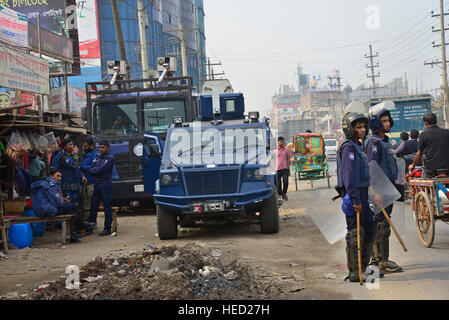 Dacca in Bangladesh. Xxi Dec, 2016. Del Bangladesh il personale di polizia di guardia di fronte a chiudere gli indumenti in fabbrica Ashulia alla periferia di Dhaka, Bangladesh. Il 21 dicembre 2016 un totale di 59 indumento fabbriche di Ashulia nella periferia di Dhaka è stata dichiarata chiusa in faccia di agitazioni sindacali come migliaia di lavoratori sono state dimostrando per aumentare i salari. Credito: Mamunur Rashid/Alamy Live News Foto Stock