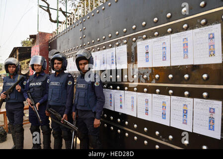 Dacca in Bangladesh. Xxi Dec, 2016. Del Bangladesh il personale di polizia di guardia di fronte a chiudere gli indumenti in fabbrica Ashulia alla periferia di Dhaka, Bangladesh. Il 21 dicembre 2016 un totale di 59 indumento fabbriche di Ashulia nella periferia di Dhaka è stata dichiarata chiusa in faccia di agitazioni sindacali come migliaia di lavoratori sono state dimostrando per aumentare i salari. Credito: Mamunur Rashid/Alamy Live News Foto Stock