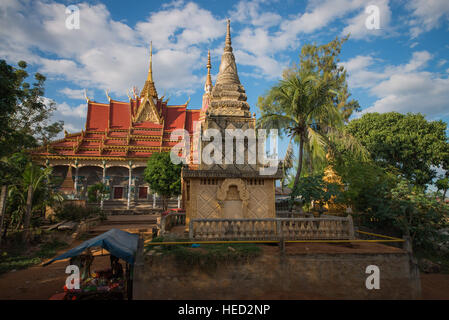 Kompong Khleang, Cambogia. Xxi Dec, 2016. Kompong Khleang è la casa di circa 1800 famiglie con proprie scuole, 3 pagode e clinica locale. Il villaggio si muove lungo il fiume secondo le stagioni. In e Out che scorre è il fenomeno naturale di ricorrenze. © Velar concedere/ZUMA filo/Alamy Live News Foto Stock