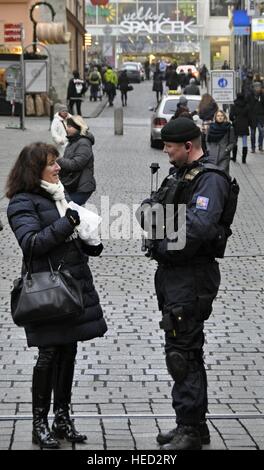 Brno, Repubblica Ceca. Xxi Dec, 2016. Pesantemente armata pattuglia di poliziotti a Brno, in Repubblica ceca, Mercoledì, Dicembre 21, 2016 dopo un camion corse nell'affollato mercato del lunedì e uccise molte persone a Berlino, Germania. © Jan Tomandl/CTK foto/Alamy Live News Foto Stock