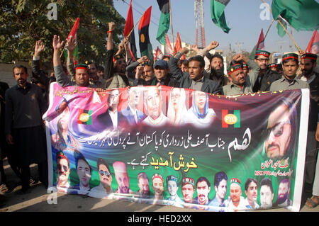 I membri dei popoli dell'Organizzazione giovanile chant slogan in favore Peoples Party (PPP) Copresidente Asif Ali Zardari durante la dimostrazione a Peshawar press club il Mercoledì, 21 dicembre 2016. Foto Stock