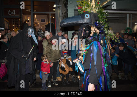 Penzance, Cornwall, Regno Unito. Il 21 dicembre 2016. L'annuale festival Montol detenuti alla data della festa di San Tommaso apostolo e il solstizio d'inverno. Mentite spoglie cortei e sfilate di lanterna avvenire portando alla lo sfarinamento del simulacro. Credito: Simon Maycock/Alamy Live News Foto Stock