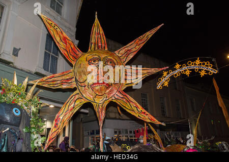 Penzance, Cornwall, Regno Unito. Il 21 dicembre 2016. L'annuale festival Montol detenuti alla data della festa di San Tommaso apostolo e il solstizio d'inverno. Mentite spoglie cortei e sfilate di lanterna avvenire portando alla lo sfarinamento del simulacro. Credito: Simon Maycock/Alamy Live News Foto Stock