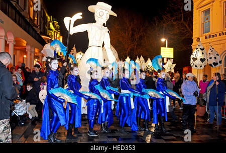 Brighton, Sussex, Regno Unito. Xxi Dec, 2016. Migliaia di persone si rivolgono per la masterizzazione annuale gli orologi lanterna processione e fuochi in Brighton questa sera. L evento è organizzato dalla stessa Sky community arts carità per celebrare il solstizio d'inverno e per riflettere sull'anno andato da © Simon Dack/Alamy Live News Foto Stock