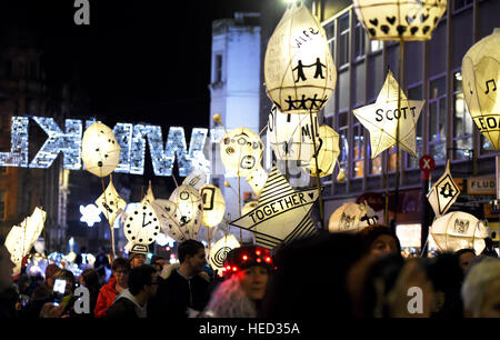 Brighton, Sussex, Regno Unito. Xxi dec, 2016. migliaia di persone in giro per la masterizzazione annuale gli orologi lanterna processione e fuochi in Brighton questa sera. L'evento è organizzato dalla stessa sky community arts carità per celebrare il solstizio d'inverno e per riflettere sull'anno andato da © simon dack/alamy live news Foto Stock