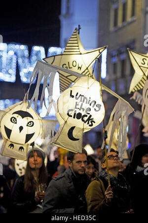 Brighton, Sussex, Regno Unito. Xxi Dec, 2016. Migliaia di persone si rivolgono per la masterizzazione annuale gli orologi lanterna processione e fuochi in Brighton questa sera. L evento è organizzato dalla stessa Sky community arts carità per celebrare il solstizio d'inverno e per riflettere sull'anno andato da © Simon Dack/Alamy Live News Foto Stock