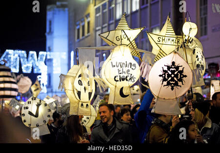 Brighton, Sussex, Regno Unito. Xxi Dec, 2016. Migliaia di persone si rivolgono per la masterizzazione annuale gli orologi lanterna processione e fuochi in Brighton questa sera. L evento è organizzato dalla stessa Sky community arts carità per celebrare il solstizio d'inverno e per riflettere sull'anno andato da © Simon Dack/Alamy Live News Foto Stock