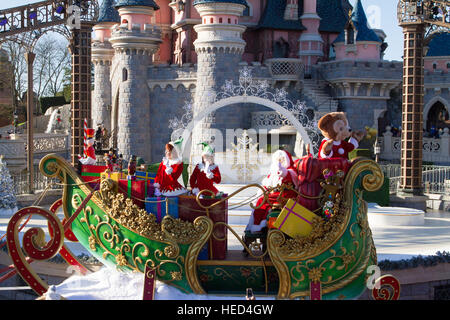 Parata di natale di Disneyland Paris Marne La Vallee Francia Foto Stock