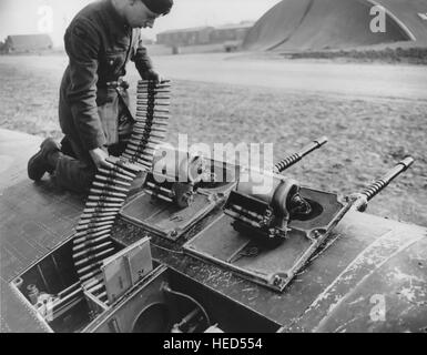 SPITFIRE armamento caricamento Armourer Hispano cannon probabilmente in un'ala di uno Spitfire Mk Vc circa 1944 Foto Stock