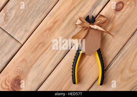 Pinze e bigliettino vuoto. Foto Stock