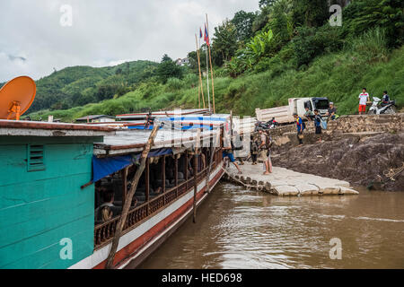 Paesaggio fluviale sul fiume Mekong turistiche crociera sul fiume imbarcazioni al Pakbeng Foto Stock