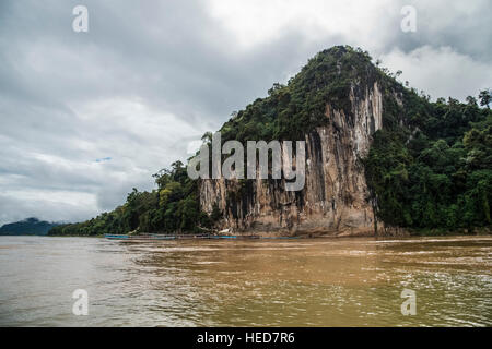 Pak Ou santuario buddista e grotte sul fiume Mekong Foto Stock