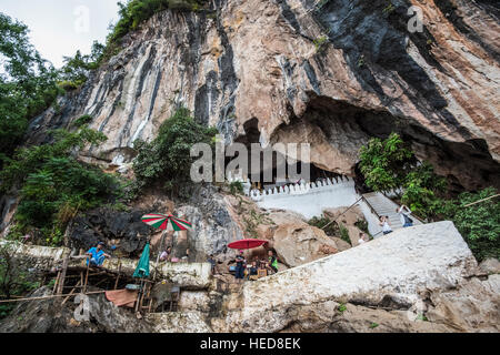 Pak Ou santuario buddista e grotte sul fiume Mekong Foto Stock