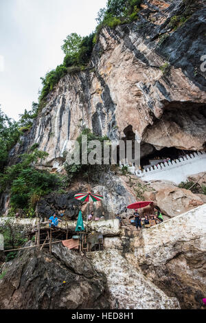 Pak Ou santuario buddista e grotte sul fiume Mekong Foto Stock