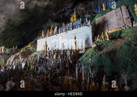 Pak Ou santuario buddista e grotte sul fiume Mekong Foto Stock