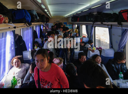 : Treno riempito in eccesso alla fine del nuovo anno cinese festival, Shanxi, Cina Foto Stock