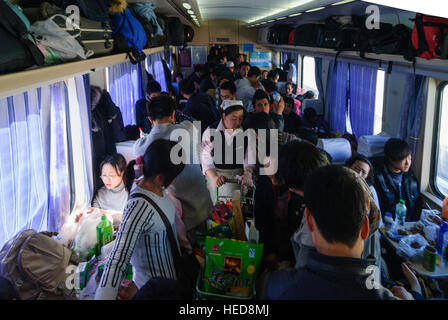 : Treno riempito in eccesso alla fine del nuovo anno cinese festival, Shanxi, Cina Foto Stock