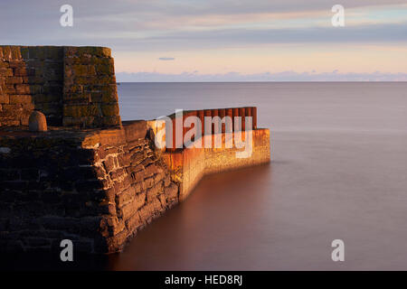 Porto Keiss al tramonto, Caithness in Scozia Foto Stock