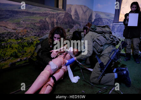 Soldati paramedici israeliani che praticano la RCP in un manichino di plastica resus alla scuola di addestramento paramedico militare IDF a Camp Ariel Sharon, o in ebraico IR HaBahadim un complesso di basi militari tra cui basi di addestramento di reclutamento non-combattimento vicino alla città di Yeruham nel deserto del Negev. Israele Foto Stock