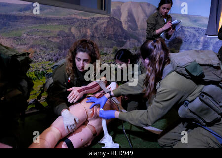 Soldati paramedici israeliani che praticano la RCP in un manichino di plastica resus alla scuola di addestramento paramedico militare IDF a Camp Ariel Sharon, o in ebraico IR HaBahadim un complesso di basi militari tra cui basi di addestramento di reclutamento non-combattimento vicino alla città di Yeruham nel deserto del Negev. Israele Foto Stock