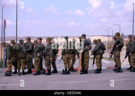 Soldati israeliani a Camp Ariel Sharon, o in ebraico IR HaBahadim un complesso di basi militari tra cui non combattimenti reclutamento basi di addestramento vicino alla città di Yeruham nel deserto di Negev. Israele Foto Stock