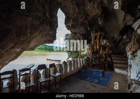 Pak Ou santuario buddista e grotte sul fiume Mekong Foto Stock