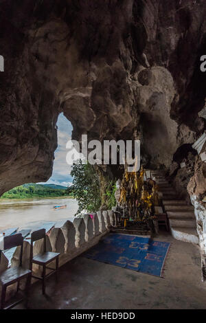 Pak Ou santuario buddista e grotte sul fiume Mekong Foto Stock