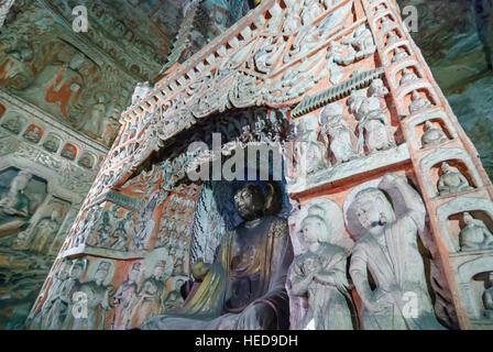 Datong: Le Grotte di Yungang; Grotta 6; nel mezzo della grotta, stupa con Buddha nelle nicchie, Shanxi, Cina Foto Stock