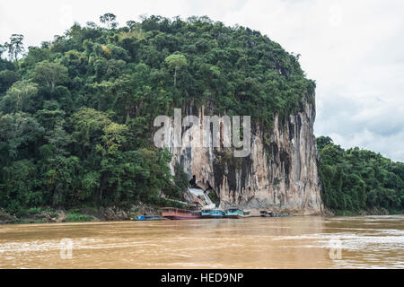 Pak Ou santuario buddista e grotte sul fiume Mekong Foto Stock