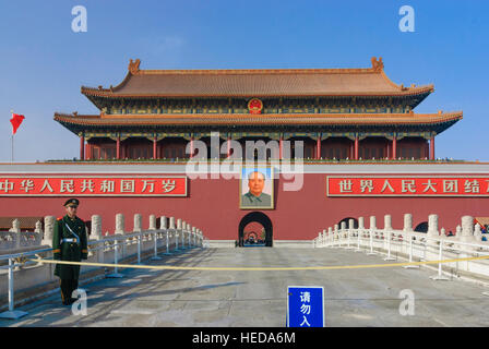 Pechino: Piazza Tiananmen; Porta della Pace Celeste con il ritratto di Mao a Pechino, Cina Foto Stock