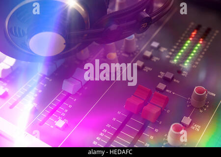 Close up cuffie dj mixer audio. Top vista in elevazione. Composizione orizzontale Foto Stock