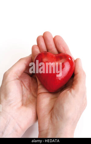Mani tenendo un cuore Foto Stock