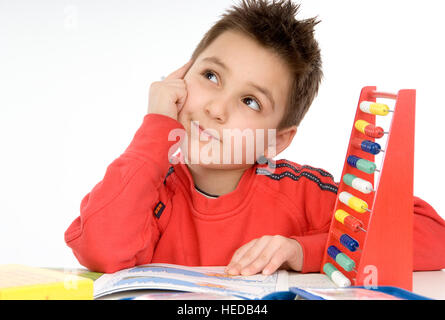 7 anno-vecchio scolaro cercando pensieroso Foto Stock