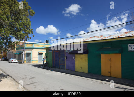 Colorate facciate di edifici in El Seibo, Repubblica Dominicana, dei Caraibi Foto Stock