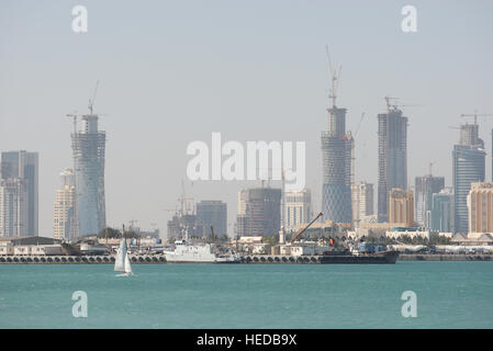 Vista panoramica sulla baia di Doha, vista della baia del West Bay District con i suoi grattacieli e i siti di costruzione, Doha, Qatar Foto Stock