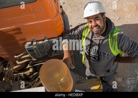 Operaio edile in Zarqa, Giordania. Foto Stock