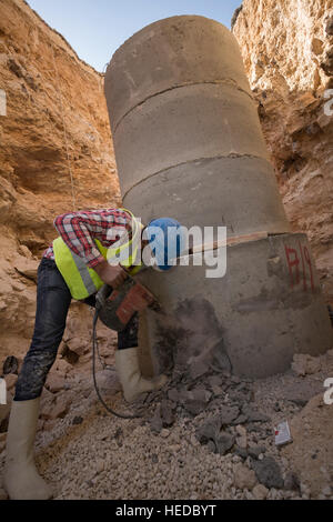 Lavoratori assistono nell'urbano linea di galleggiamento la costruzione in Zarqa, Giordania. Foto Stock