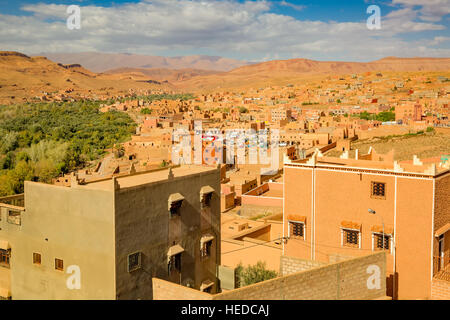 Vista della vallata con la città boulmane dades in Marocco Foto Stock