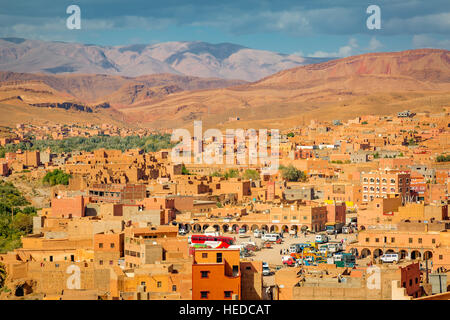 Vista della vallata con la città boulmane dades in Marocco Foto Stock