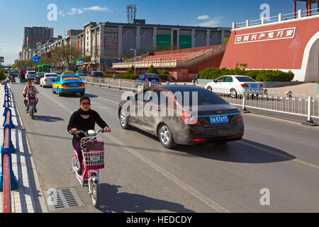 Il traffico a Torre Nanmen, Yinchuan, Ningxia, Cina Foto Stock