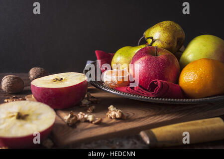 Fresh apple, pera, mandarino, arancia e noce sul tavolo di legno Foto Stock