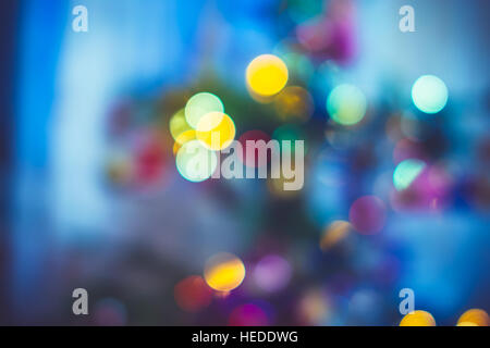 Festa del nuovo anno con sfondo bokeh da albero di Natale luci incandescente. Sfocata cerchi colorati sulla luce di sfondo per le vacanze Foto Stock