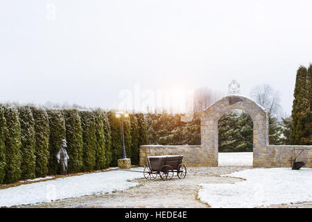 Campagna lituana, nevoso inverno. Baltic architettura rustica con parco paesaggistico. Strada di attrazione turistica sulla rotta E77, A12. Griezpelkiai Foto Stock