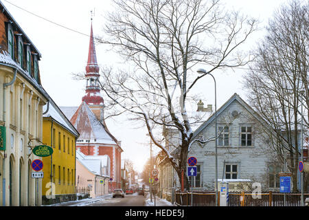 Parnu, Estonia - 10 Gennaio 2016: diversità architettonica nel centro del resort Estone città Parnu. Storico in mattoni e costruzioni di legno e di attrazione Foto Stock