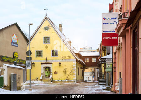 Parnu, Estonia - 10 Gennaio 2016: diversità architettonica nel centro del resort Estone città Parnu. Giallo lapidato vecchio hotel Seeg Foto Stock