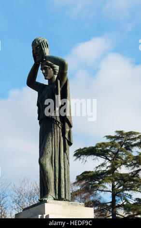 Statua in memoria del vincitore del Premio Nobel autore e drammaturgo Jacinto Benavente, nel Parco del Retiro di Madrid, Spagna. Foto Stock