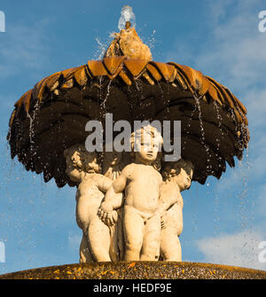 Amorini sulla Fontana di carciofo, nel Parco del Retiro di Madrid, Spagna. Fu costruito nel 1781 dall'architetto Ventura Rodriguez. Foto Stock